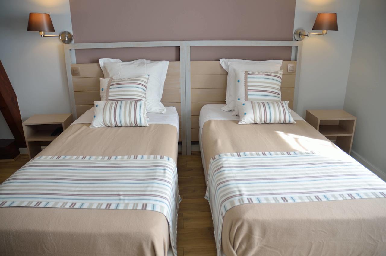 Chambre D'Hotes Le Jardin Des Pierres Dorees Marcy Room photo